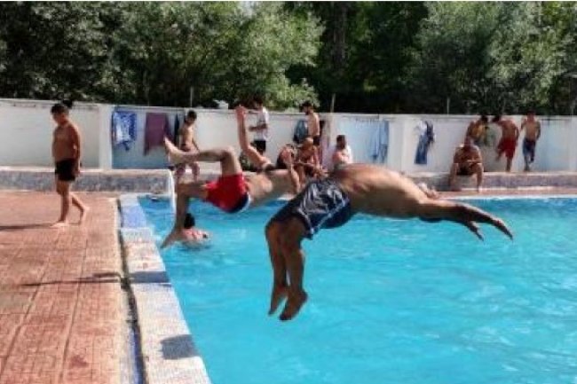 SICAKTAN BUNALAN VATANDAŞLAR 400 YILLIK KEŞİŞİN HAVUZU NA AKIN ETTİ