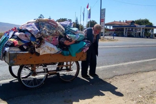 88 YAŞINDAKİ ÇERÇİCİ EKMEK PARASI İÇİN KİLOMETRELERCE YOL GİDİYOR
