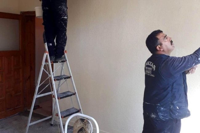 YANGINDA EVİ ZARAR GÖREN YAŞLI KADININ YARALARI SARILIYOR