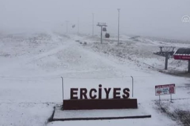 ERCİYES KAYAK MERKEZİ'NE KAR YAĞDI