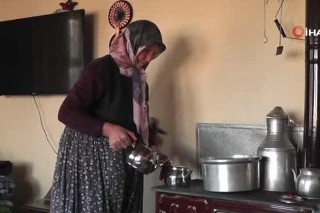 AHIRDAN ZUMBAYA ŞALVARIYLA ZUMBA YAPAN 'NAZZİK TEYZE' İLGİ ODAĞI OLDU