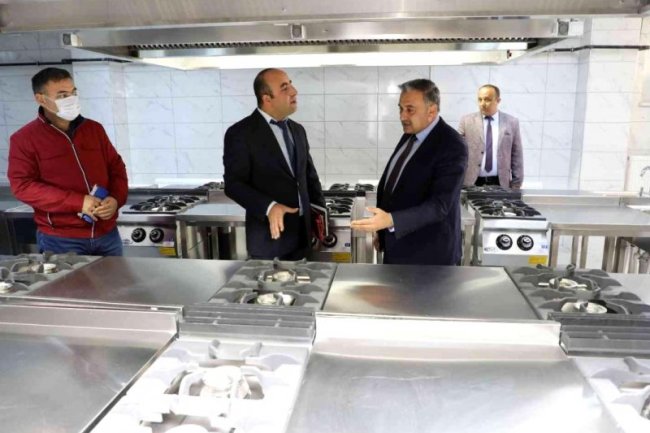 BAŞKAN MEHMET CABBAR'DAN AŞÇILIK OKULU'NA ZİYARET