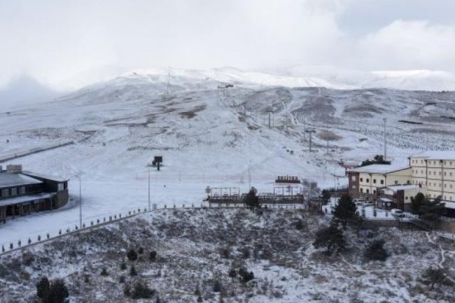 ERCİYES KAYAK MERKEZİ'NE KAR YAĞDI