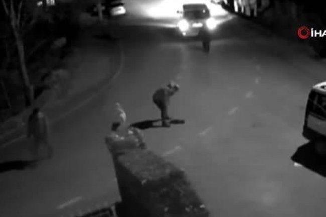 ÇARPTIĞI YARALI KEDİYİ YOLDA BIRAKMADI